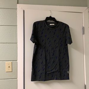 Short sleeve dark gray T-shirt with blue decoration